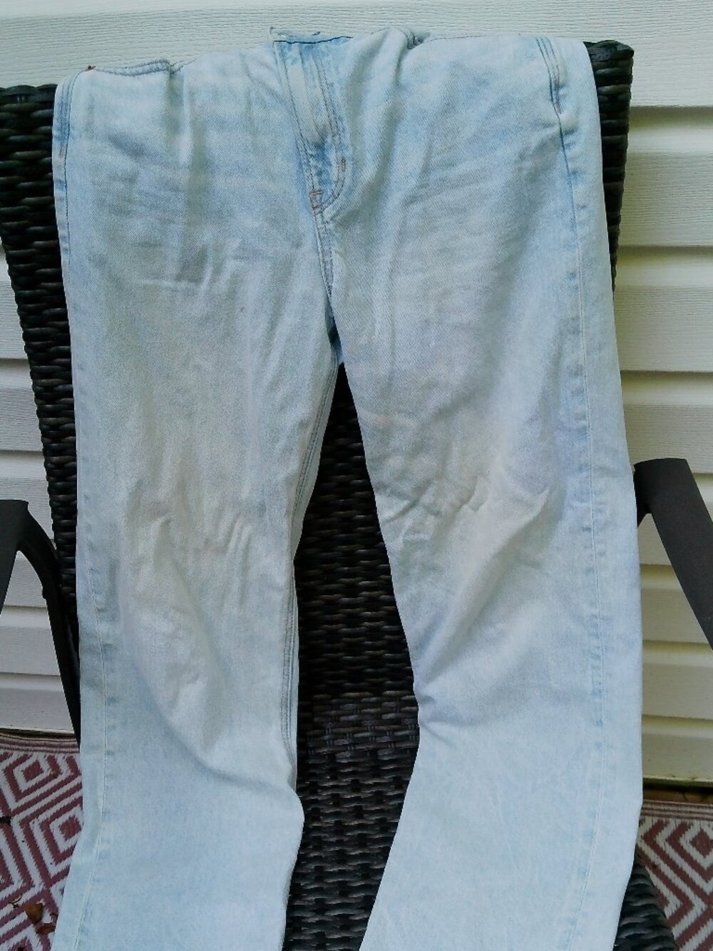 AMERICAN EAGLE FADED LIGHT BLUE JEANS SIZE 4 GREAT CONDITION